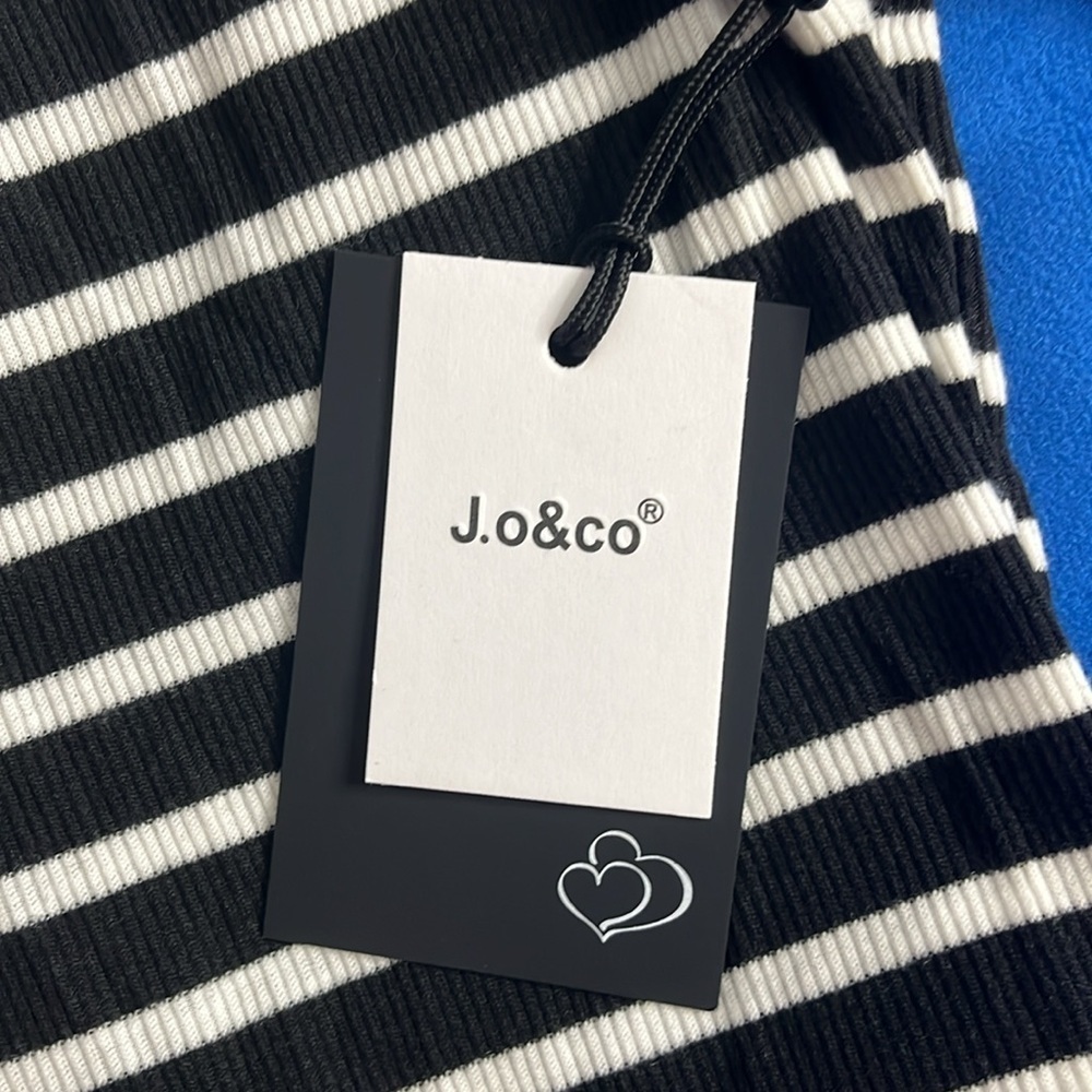 ⭐️ NWT- Jo&Co black & white ribbed long-sleeve cropped top- L #2 - Picture 2 of 7